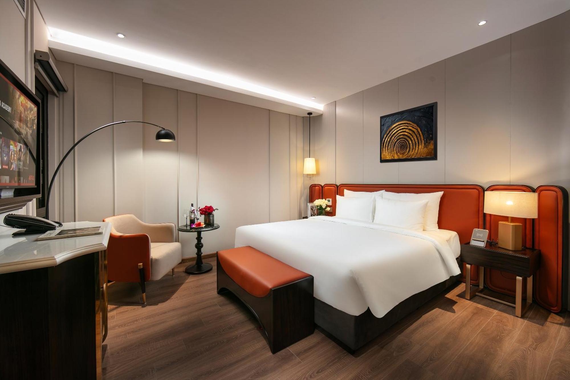 Le Premier Hotel & Rooftop Bar Ханой Экстерьер фото