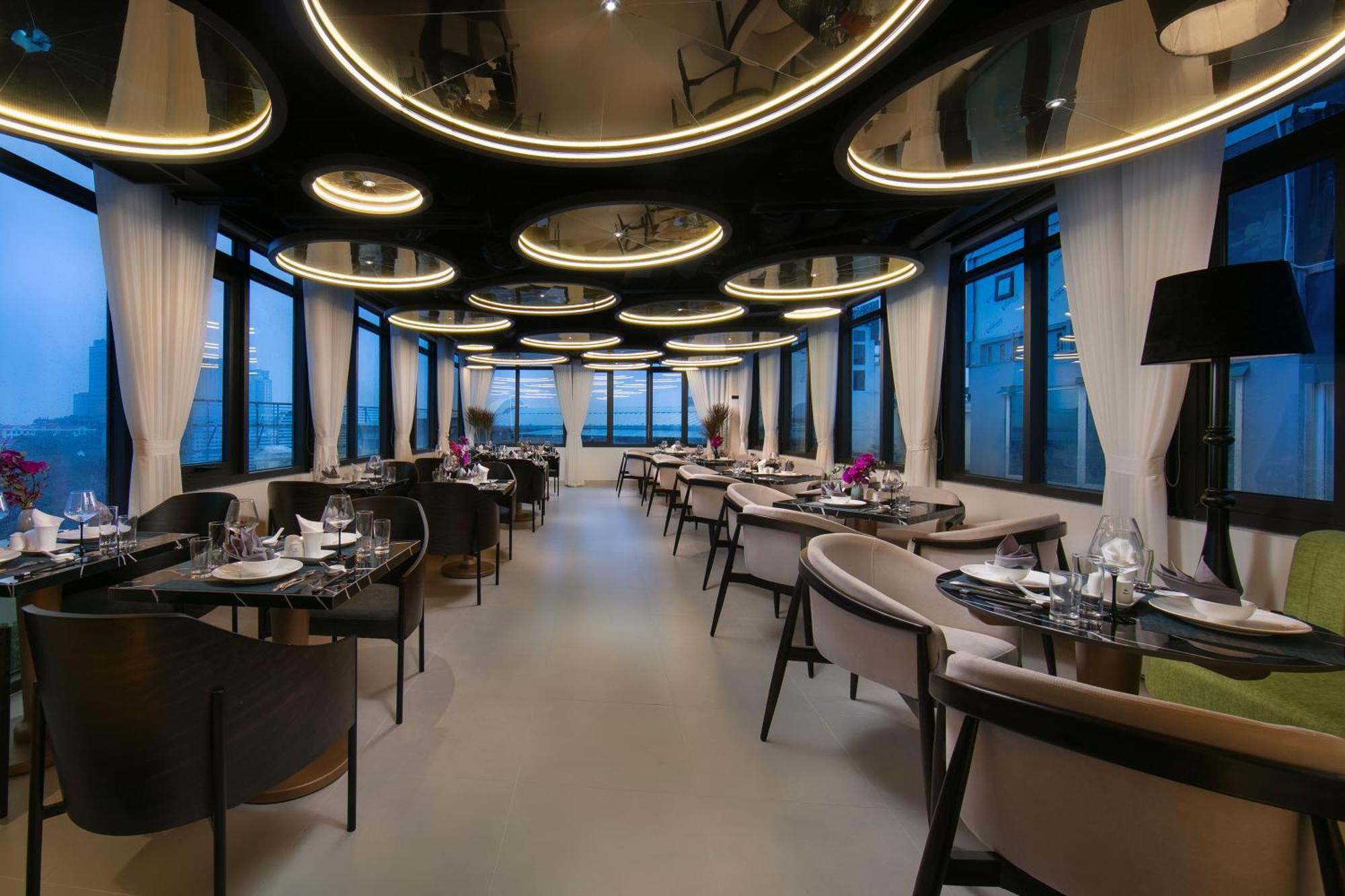 Le Premier Hotel & Rooftop Bar Ханой Экстерьер фото