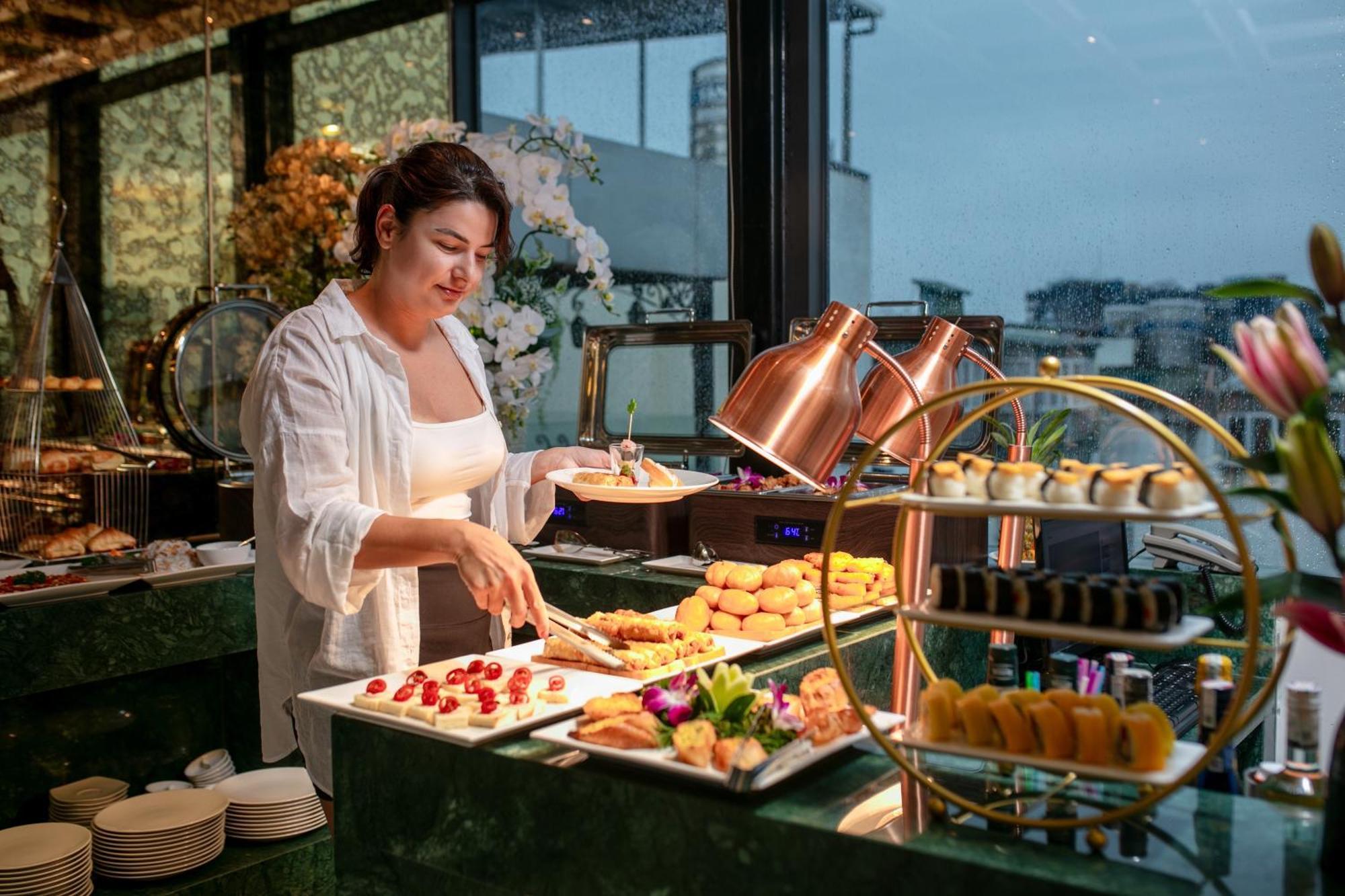 Le Premier Hotel & Rooftop Bar Ханой Экстерьер фото