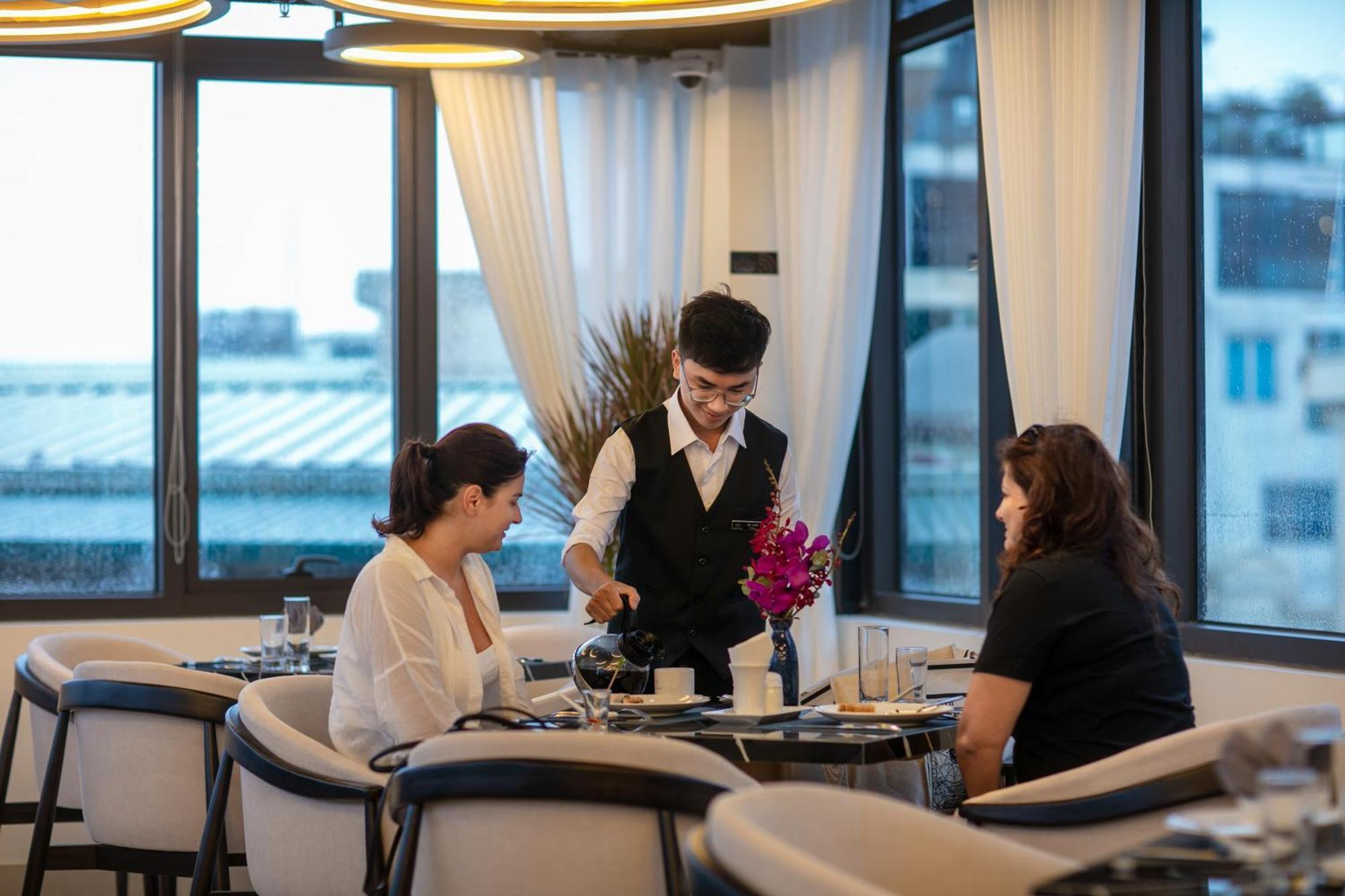 Le Premier Hotel & Rooftop Bar Ханой Экстерьер фото