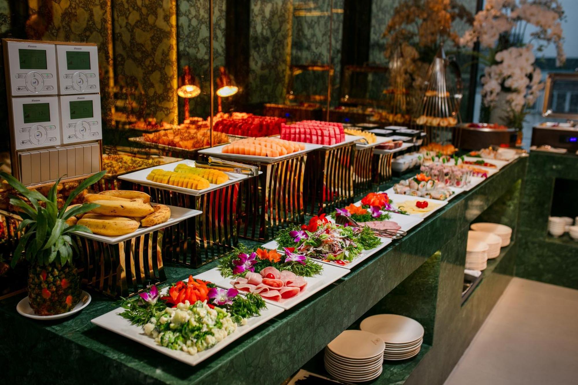 Le Premier Hotel & Rooftop Bar Ханой Экстерьер фото