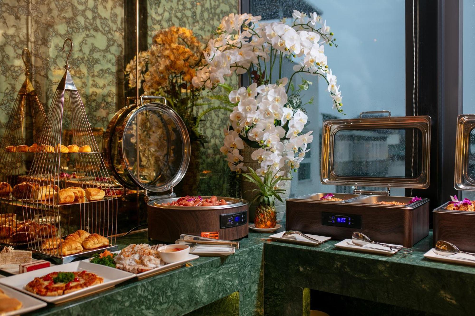 Le Premier Hotel & Rooftop Bar Ханой Экстерьер фото