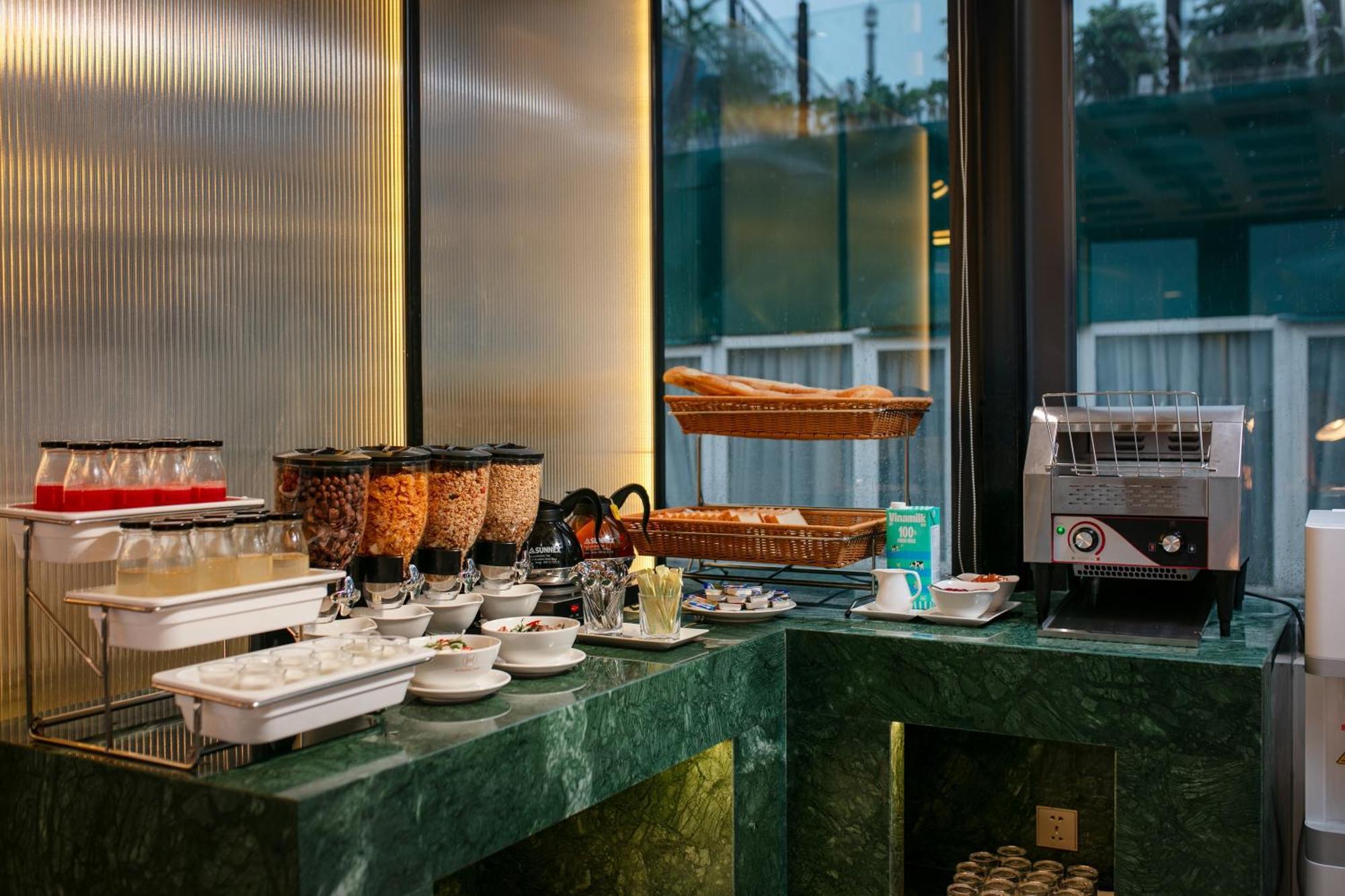 Le Premier Hotel & Rooftop Bar Ханой Экстерьер фото