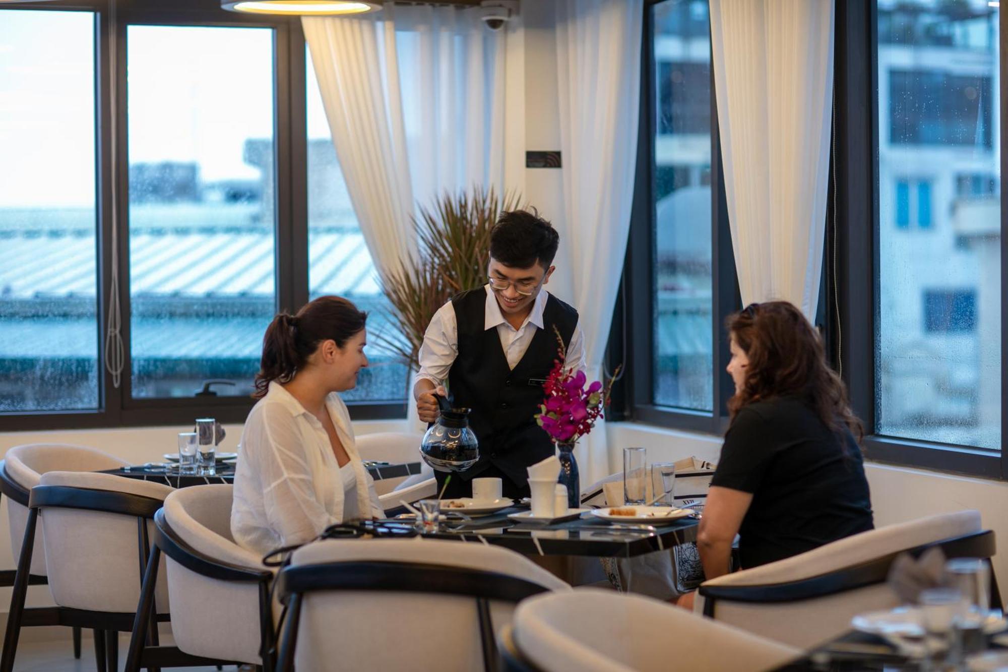 Le Premier Hotel & Rooftop Bar Ханой Экстерьер фото