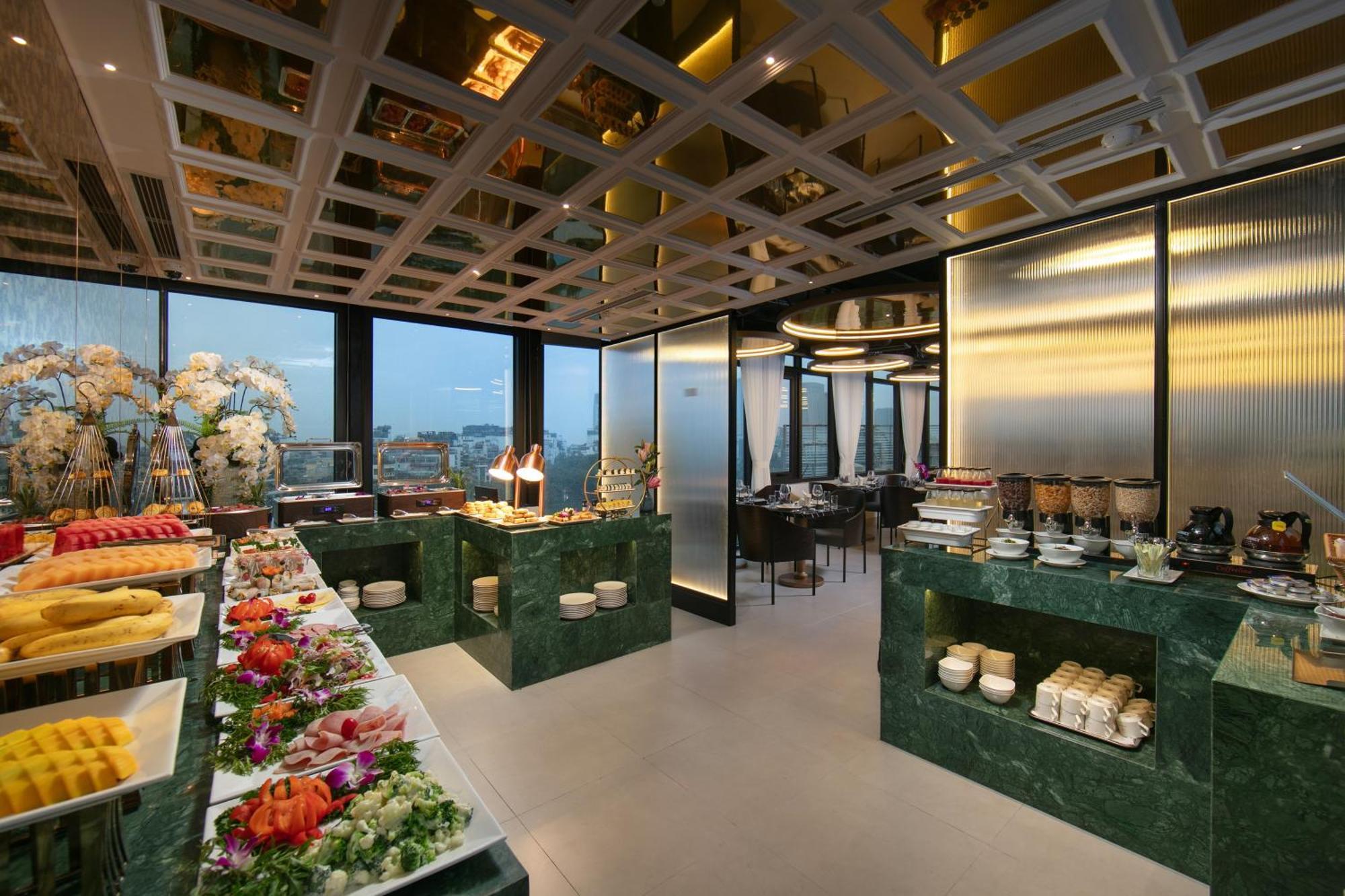 Le Premier Hotel & Rooftop Bar Ханой Экстерьер фото