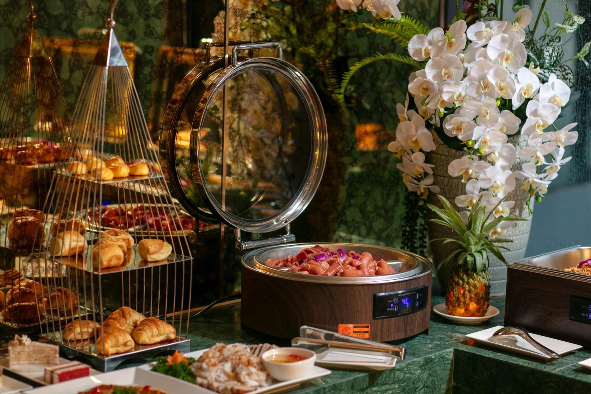 Le Premier Hotel & Rooftop Bar Ханой Экстерьер фото