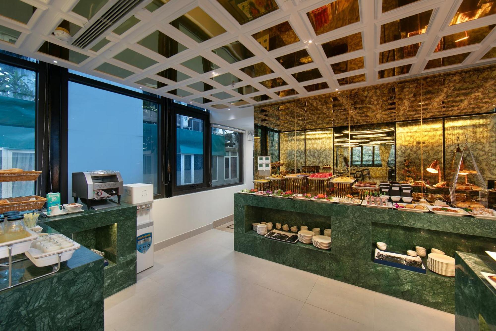 Le Premier Hotel & Rooftop Bar Ханой Экстерьер фото