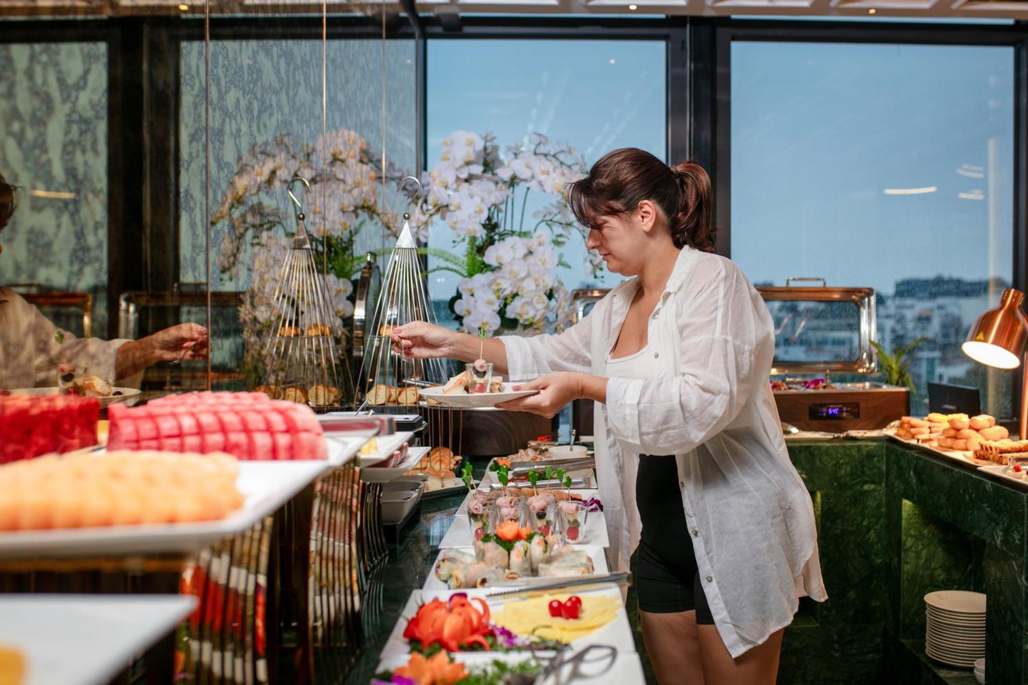 Le Premier Hotel & Rooftop Bar Ханой Экстерьер фото