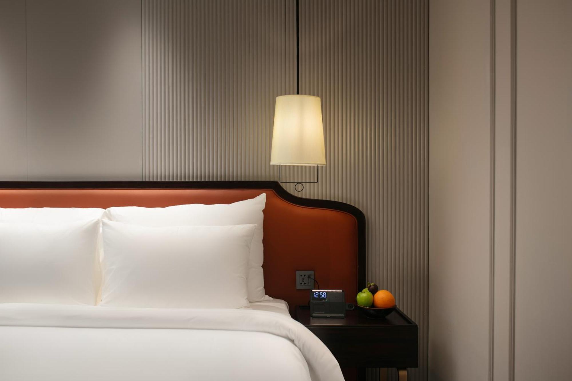 Le Premier Hotel & Rooftop Bar Ханой Экстерьер фото