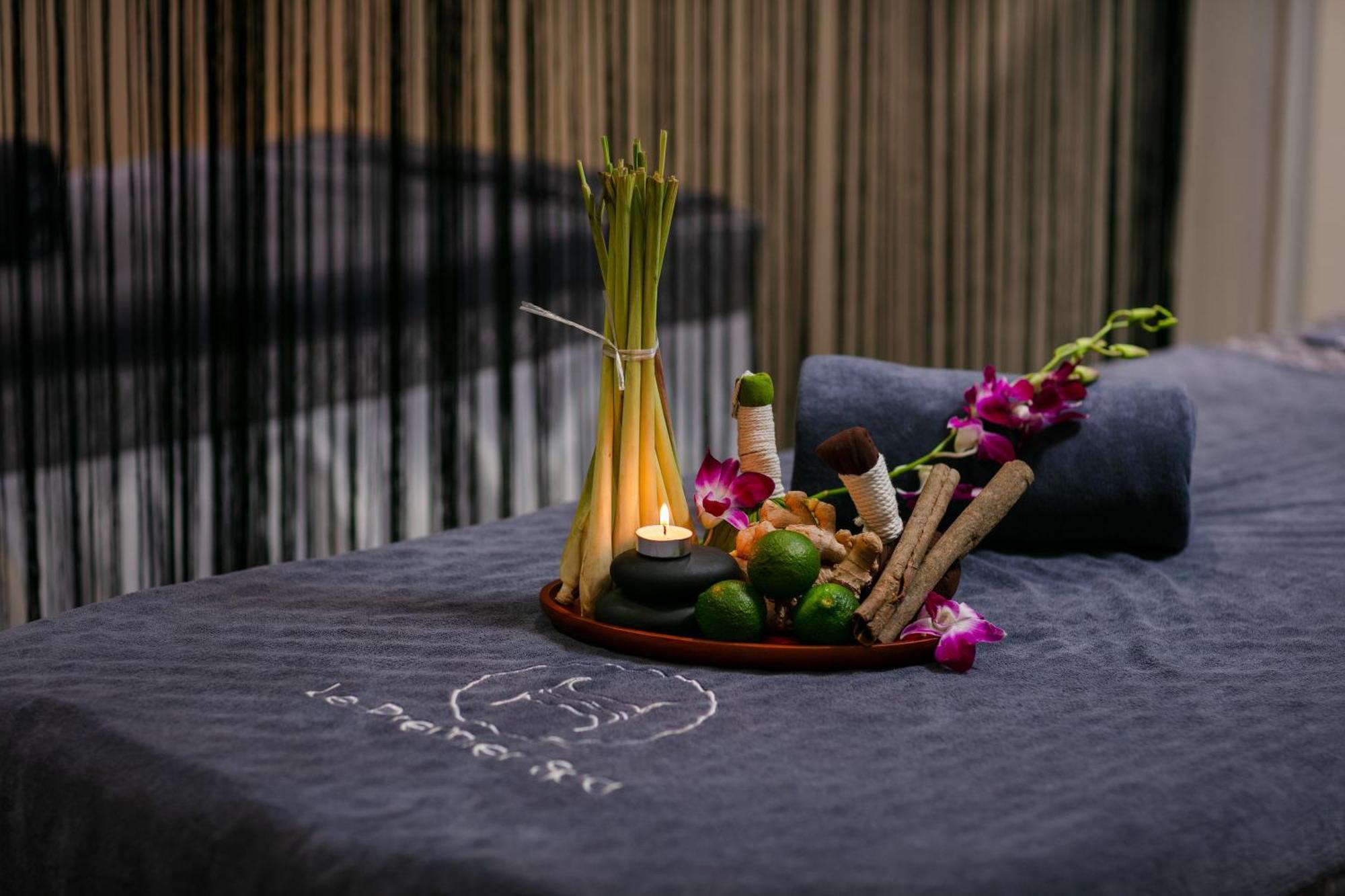 Le Premier Hotel & Rooftop Bar Ханой Экстерьер фото