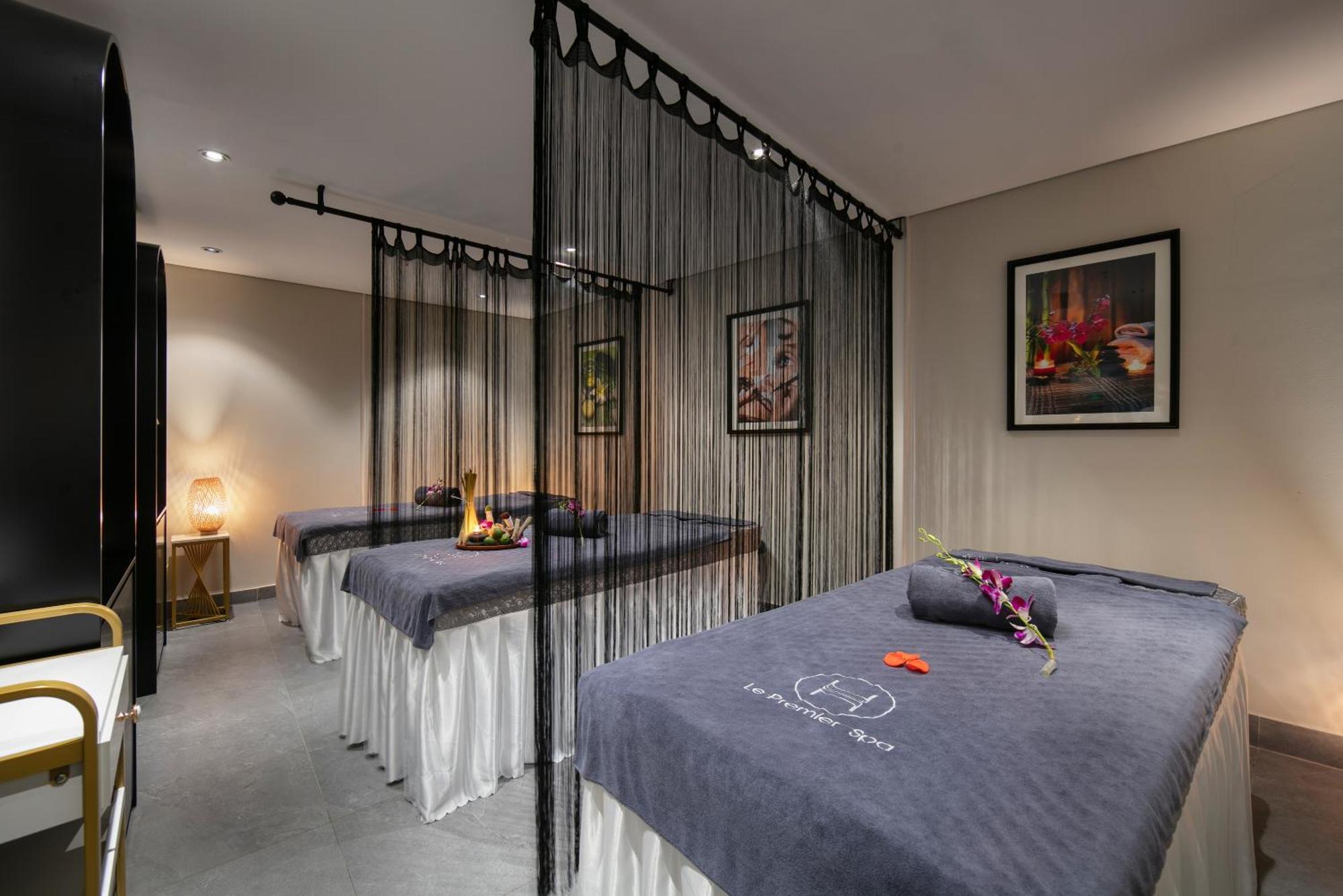 Le Premier Hotel & Rooftop Bar Ханой Экстерьер фото