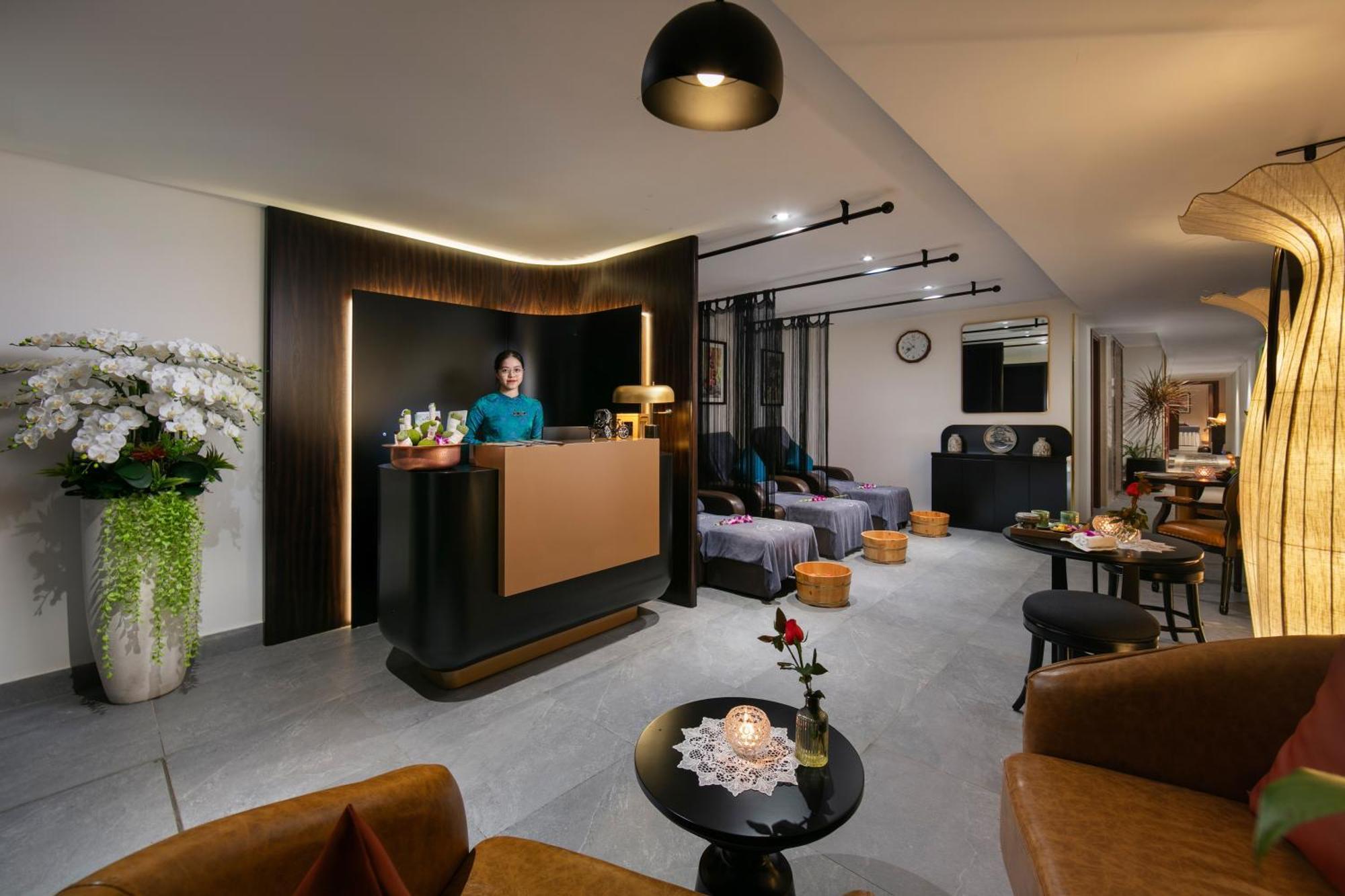 Le Premier Hotel & Rooftop Bar Ханой Экстерьер фото
