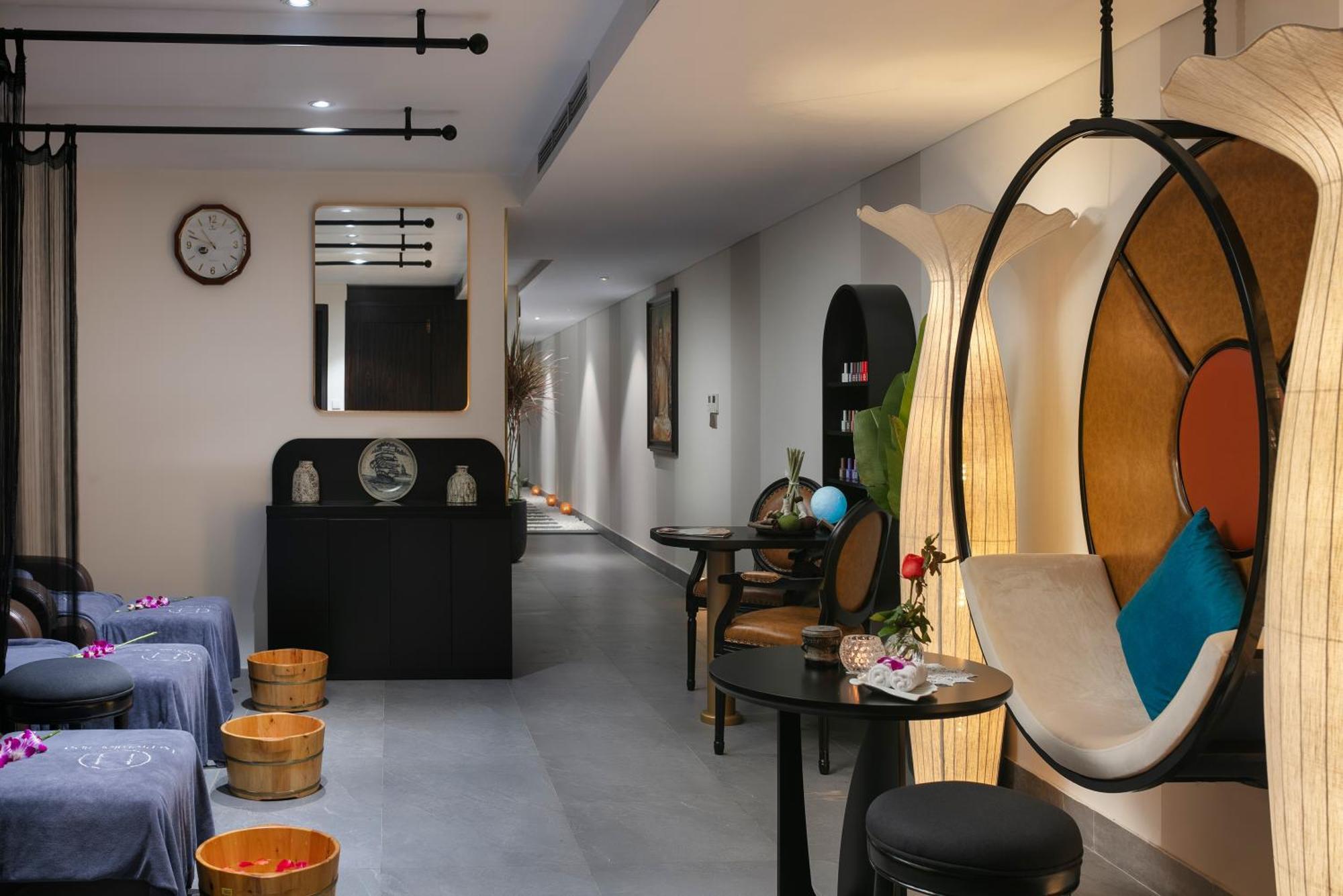 Le Premier Hotel & Rooftop Bar Ханой Экстерьер фото