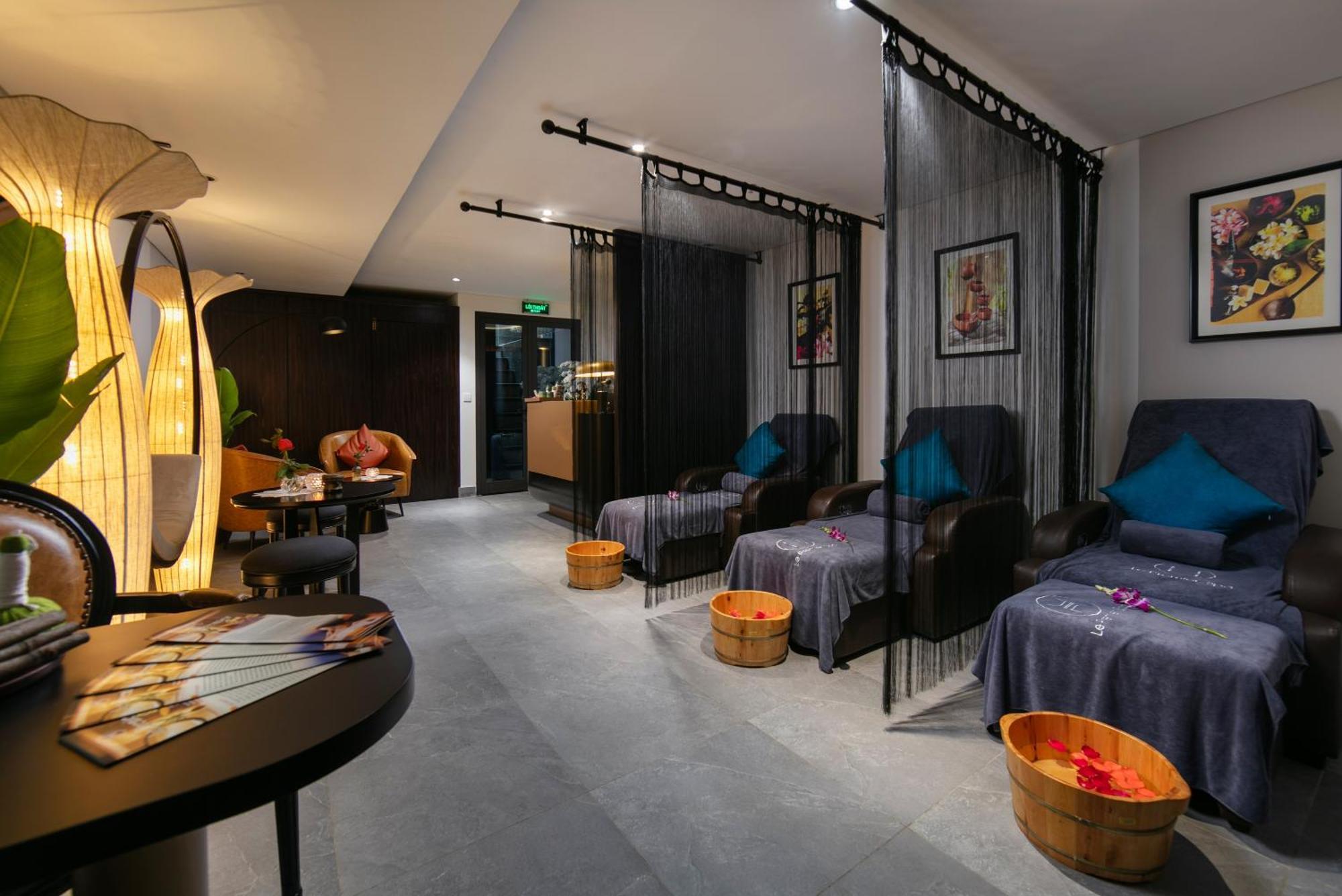 Le Premier Hotel & Rooftop Bar Ханой Экстерьер фото