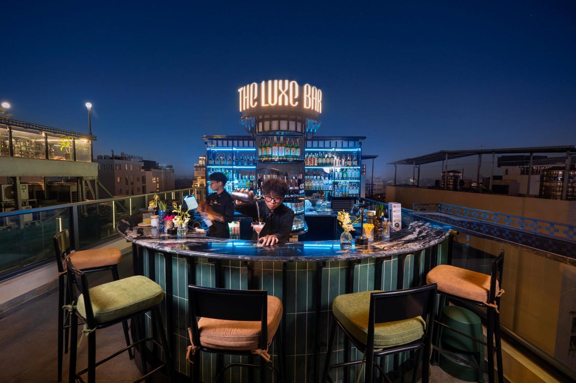 Le Premier Hotel & Rooftop Bar Ханой Экстерьер фото