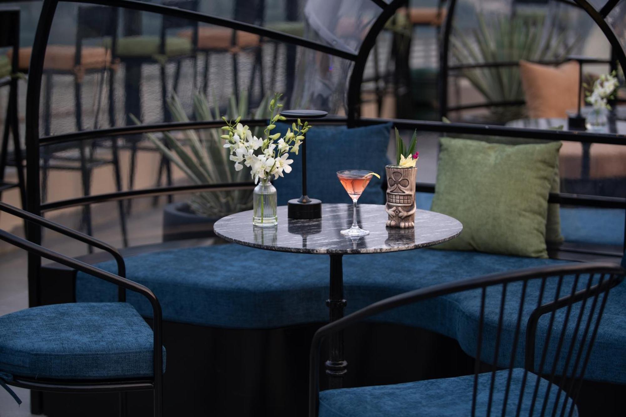 Le Premier Hotel & Rooftop Bar Ханой Экстерьер фото