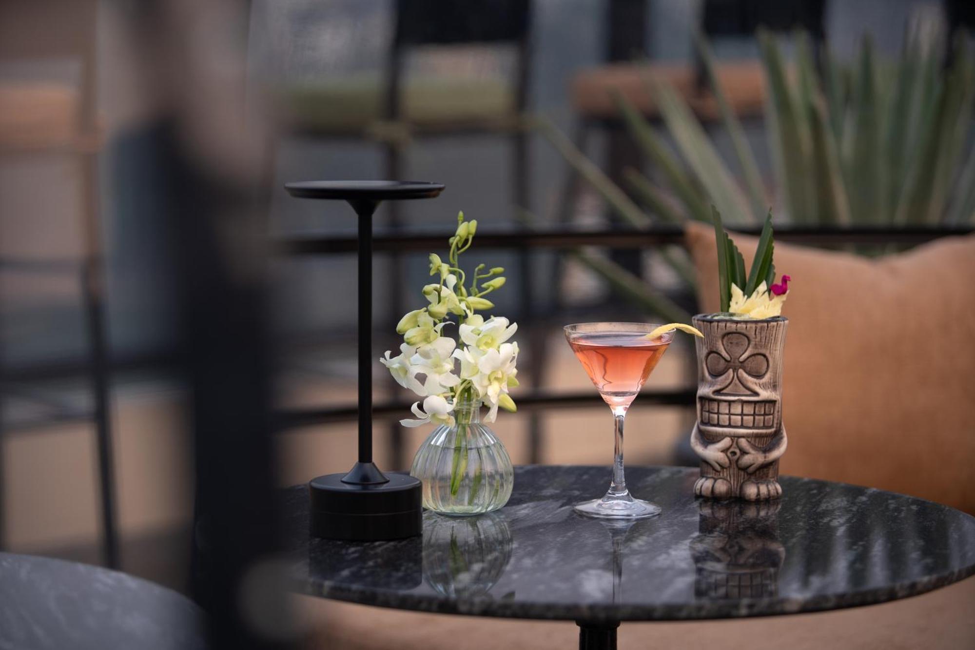 Le Premier Hotel & Rooftop Bar Ханой Экстерьер фото
